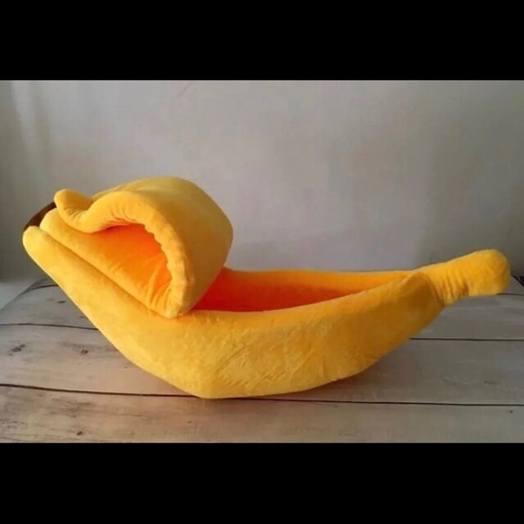 Banana Pet Bed 🍌 - Picture 3 of 6